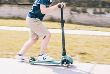 Afbeelding in Gallery-weergave laden, Scoot and Ride - Highwaykick 5 - Forest LED (vanaf 5 jaar, lengte 118-180 cm)