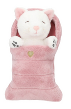 Afbeelding in Gallery-weergave laden, Adalind De Wachter 🩷 Depesche TOPModel knuffel honden & katten in slaapzak - 12867/WITTE KAT IN ROZE MANDJE