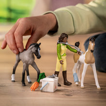 Afbeelding in Gallery-weergave laden, Schleich Horse Club Sarah's EHBO-set - 42777