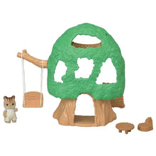 Afbeelding in Gallery-weergave laden, Sylvanian Families - Baby boomhut met rode eekhoornbaby - 5318