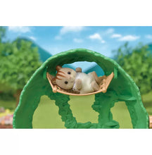 Afbeelding in Gallery-weergave laden, Sylvanian Families - Baby boomhut met rode eekhoornbaby - 5318