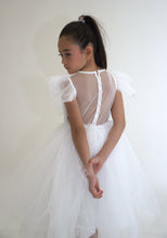 Afbeelding in Gallery-weergave laden, Yuko B. prachtige jurk Clara wit - maat 6-8 jaar/130 cm
