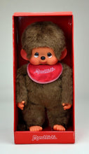 Afbeelding in Gallery-weergave laden, Monchhichi Aap jongen met slab rood (45cm)