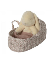 Afbeelding in Gallery-weergave laden, Adalind De Wachter 🩷 Maileg reiswieg, groot gebroken wit met roze bloemen 11-3404-01