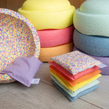 Afbeelding in Gallery-weergave laden, Little Botanic Label - Sensorische pittenzakjes 7 stuks - Pastel + confetti pastel