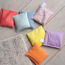 Afbeelding in Gallery-weergave laden, Little Botanic Label - Sensorische pittenzakjes 7 stuks - Pastel + confetti pastel