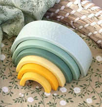 Afbeelding in Gallery-weergave laden, A Little Lovely Company Stapelregenboog Sage - SISTSA02