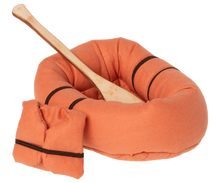 Afbeelding in Gallery-weergave laden, Maileg oranje rubberboot met reddingvest en peddel 11-0405-00