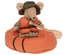 Afbeelding in Gallery-weergave laden, Maileg oranje rubberboot met reddingvest en peddel 11-0405-00
