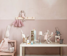 Afbeelding in Gallery-weergave laden, Maileg strijkplank met strijkijzer voor poppenhuis 11-1100-00