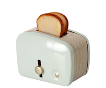 Afbeelding in Gallery-weergave laden, Maileg miniatuur broodrooster Mint met brood - 11-1108-02