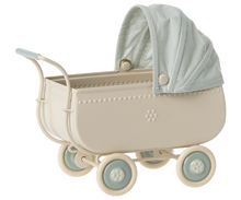 Afbeelding in Gallery-weergave laden, Maileg kinderwagen micro blauw 11-2103-01