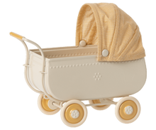 Afbeelding in Gallery-weergave laden, Maileg kinderwagen micro geel 11-2103-02