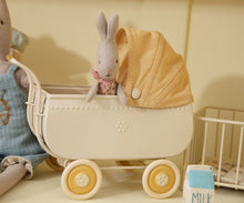 Afbeelding in Gallery-weergave laden, Maileg kinderwagen micro geel 11-2103-02