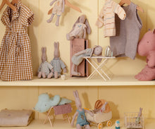 Afbeelding in Gallery-weergave laden, Maileg poppenhuis miniatuur strijkplank en strijkijzer 11-2111-00