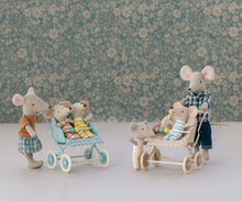 Afbeelding in Gallery-weergave laden, Maileg poppenwagen buggy baby muis mint munt 11-3107-00