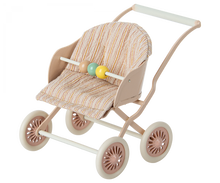 Afbeelding in Gallery-weergave laden, Maileg poppenwagen buggy baby muis roze 11-3107-01