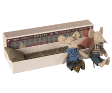 Afbeelding in Gallery-weergave laden, Maileg grootvader en grootmoeder / opa & oma in sigarendoosje 16-1743-01