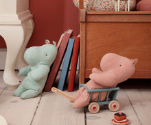 Afbeelding in Gallery-weergave laden, Maileg Safari Friends, klein nijlpaard licht munt 16-2600-00