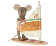 Afbeelding in Gallery-weergave laden, Maileg Beach Mouse, Strand muis surfer kleine zus muis 17-2104-00