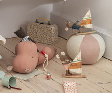 Afbeelding in Gallery-weergave laden, Maileg Beach Mouse, Strand muis surfer kleine zus muis 17-2104-00