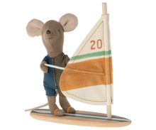 Afbeelding in Gallery-weergave laden, Maileg Beach Mouse, Strand muis surfer kleine broer muis 17-2105-00