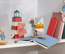 Afbeelding in Gallery-weergave laden, Maileg Beach Mouse, Strand muis surfer grote broer muis 17-2207-00