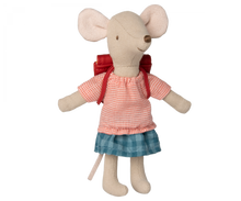 Afbeelding in Gallery-weergave laden, Maileg grote zus muis met rugzak rood 17-3206-00