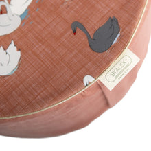 Afbeelding in Gallery-weergave laden, ByAlex Poef Swanlake zwanenmeer - vloerkussen diameter 40 cm / 15 cm hoog