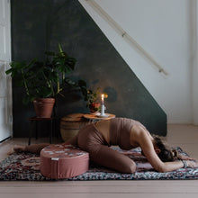 Afbeelding in Gallery-weergave laden, ByAlex Poef Swanlake zwanenmeer - vloerkussen diameter 40 cm / 15 cm hoog