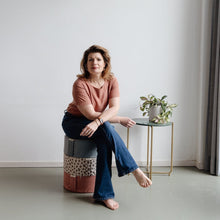 Afbeelding in Gallery-weergave laden, ByAlex Poef Swanlake zwanenmeer - vloerkussen diameter 40 cm / 15 cm hoog