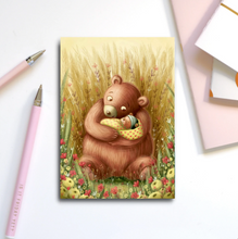 Afbeelding in Gallery-weergave laden, Barbara Denef Illustration wenskaart - Mama & Baby Beer