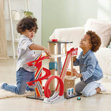 Afbeelding in Gallery-weergave laden, Hape Toys houten Gearhead Stunt Garage - E3019