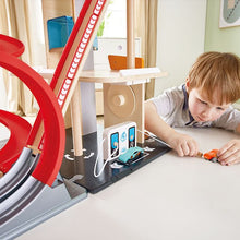 Afbeelding in Gallery-weergave laden, Hape Toys houten Gearhead Stunt Garage - E3019