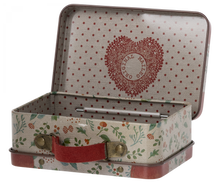 Afbeelding in Gallery-weergave laden, Maileg metalen koffertje Holly 19-2604-00