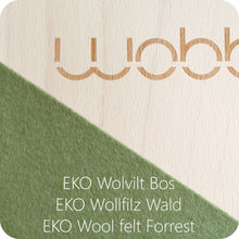 Afbeelding in Gallery-weergave laden, Wobbel XL blank gelakt met vilt Forest green - Bos groen