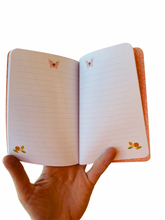 Afbeelding in Gallery-weergave laden, Djeco set 2 notitieboekjes / schrifjes A6 Rose - DD03591