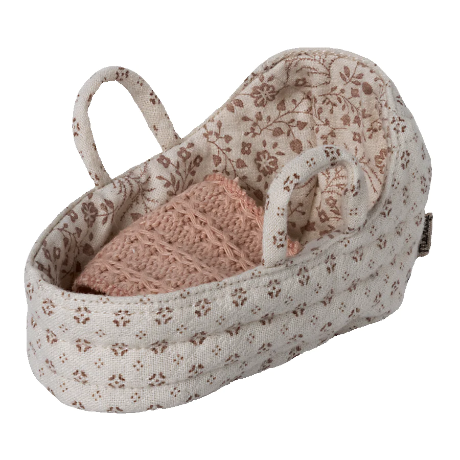 Ize Derwael 🩷 Maileg reiswieg draagmand voor baby muis 11-3402-00