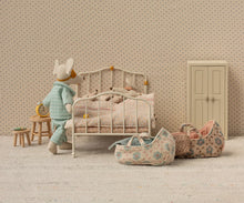 Afbeelding in Gallery-weergave laden, Maileg Vintage bed muis off white (dubbel bed) 11-5124-00

