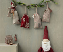 Afbeelding in Gallery-weergave laden, Maileg Santa Mouse - kerstman muis, grote broer 14-3712-00
