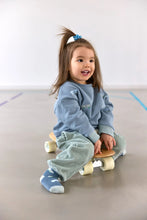 Afbeelding in Gallery-weergave laden, Lässig Kids Sweater GOTS Skateboard steel  blue - maat 98/104
