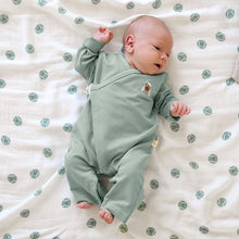 Afbeelding in Gallery-weergave laden, Lässig romper pyjama / kruippakje GOTS granietgroen - maat 62/68

