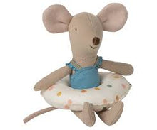 Afbeelding in Gallery-weergave laden, Maileg strand muis met zwembad multidots, kleine zus muis 17-5102-02
