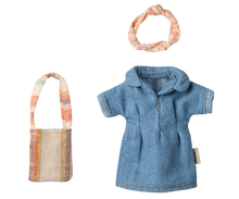 Afbeelding in Gallery-weergave laden, Maileg kledij voor mama muis, denim jurk en tas 17-5309-00
