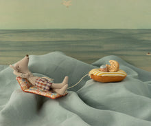 Afbeelding in Gallery-weergave laden, Maileg Beach mous met luchtmatras Flower Papa muis 17-5312-00
