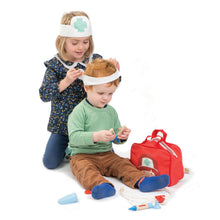 Afbeelding in Gallery-weergave laden, Tender Leaf Toys dokter en verpleegster set - TL8113
