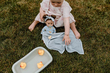 Afbeelding in Gallery-weergave laden, Götz Sleepy Aquini girl little duck
