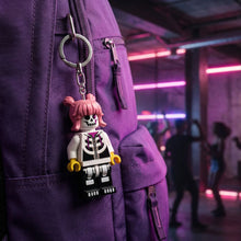 Afbeelding in Gallery-weergave laden, Lego sleutelhanger met licht - Skeleton Girl Halloween
