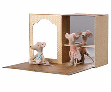Afbeelding in Gallery-weergave laden, Maileg ballet muizen in dansstudio, kleine zus en broer muis 17-5105-00
