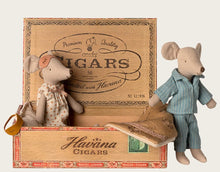 Afbeelding in Gallery-weergave laden, Maileg Mama &amp; Papa muis in sigarendoos 17-5313-00
